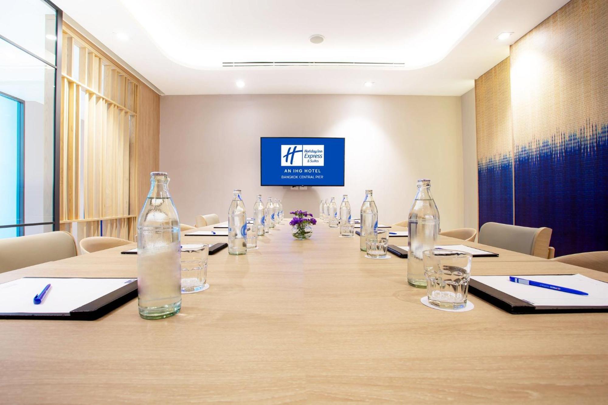 Holiday Inn Express & Suites Bangkok Central Pier By Ihg Esterno foto